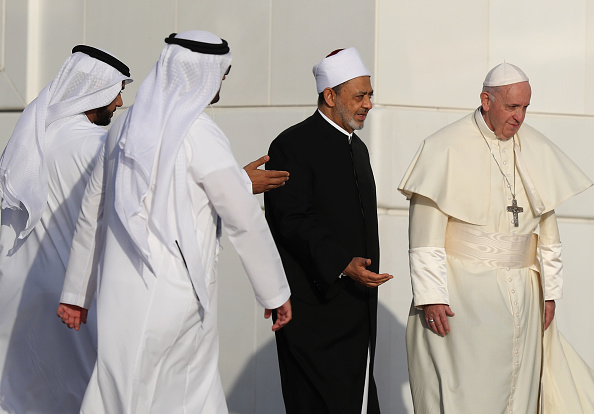 -Le grand imam d'Al Azhar Al Sharif et le pape François, visitent la mosquée Cheikh Zayed le 4 février 2019 à Abou Dhabi, Émirats Arabes Unis. Le pape François se rendra cette année aux Émirats arabes unis pour une visite historique de trois jours. Ce sera la première fois qu'un pape viendra aux Émirats arabes unis. Photo de Francois Nel / Getty Images.