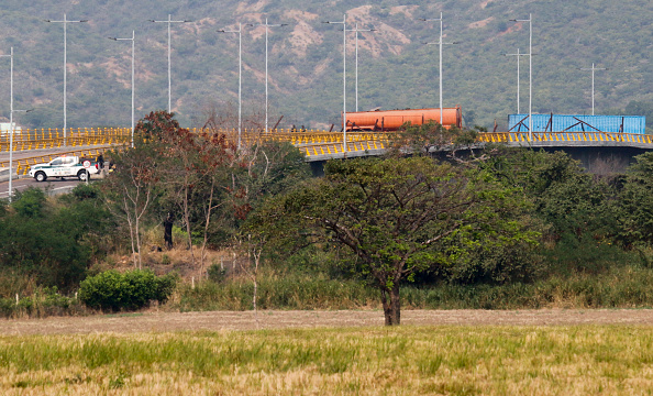 -Une vue du pont Tienditas à la frontière entre la ville colombienne de Cucuta et Tachira (Venezuela), après que des forces militaires vénézuéliennes ont bloqué le pont avec des conteneurs le 5 février 2019. Photo de SCHNEYDER MENDOZA / AFP / Getty Images.