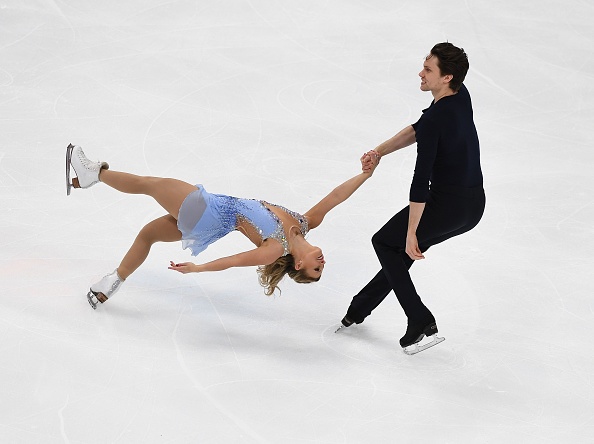 -Kirsten Moore-Towers et Michael Marinaro du Canada s'affrontent avant d'obtenir le meilleur score du programme court en couple lors du championnat de patinage artistique des quatre Continents au Honda Center à Anaheim, en Californie, le 8 février 2019. Photo de Mark RALSTON / AFP / Getty Images.