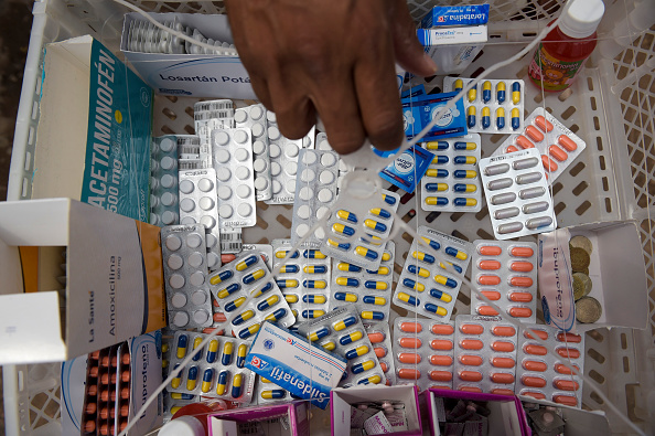 -Un homme vend des analgésiques à Cucuta, en Colombie, près du pont international Simon Bolivar, à la frontière avec Tachira (Venezuela), le 7 février 2019. Selon des ONG et des groupes humanitaires opposés au gouvernement du président Nicolas Maduro, la pénurie de médicaments au Venezuela atteint 85% et des milliers de patients chroniques ont du mal à accéder à leurs traitements. Photo de Raul ARBOLEDA / AFP / Getty Images.