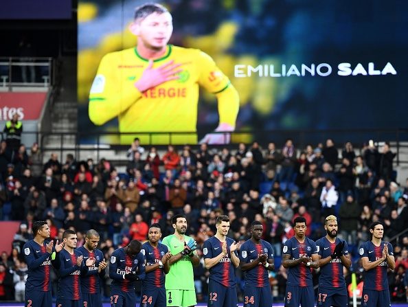 -Les joueurs du Paris Saint-Germain observent une minute de silence pour l'attaquant argentin Emiliano Sala, dont le vol a disparu du radar au-dessus de la Manche au nord de Guernesey le 21 janvier. Photo de FRANCK FIFE / AFP / Getty Images.