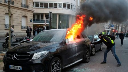 « Gilets jaunes » acte XIII: de nombreux incendies dont une voiture vigipirate en feu au pied de la Tour Eiffel