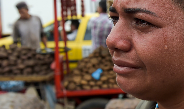 -Les Vénézuéliens se rendent en Colombie pour faire leurs courses à cause des pénuries dans leur pays. Le président vénézuélien, Nicolas Maduro, a promis vendredi de ne pas laisser entrer la "fausse" aide américaine demandée par le chef de l'opposition, Juan Guaido, qui est en train d'être stockée à la frontière avec la Colombie. Photo de Raul ARBOLEDA /AFP / Getty Images.