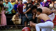 Vietnam: au festival de Vat Cau, des athlètes se disputent une grosse balle en bois