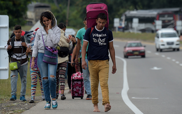 -Le 10 février 2019, le migrant vénézuélien Lulexis Gonzalez part avec d'autres migrants sur la route reliant Cucuta à Pampelune, dans le département de Norte de Santander, en Colombie. Juan Guaido a averti dimanche l'armée que d'empêcher l'aide humanitaire d'entrer dans le pays est un « crime contre l’humanité ». Photo de Raul ARBOLEDA / AFP / Getty Images.