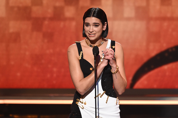 -Dua Lipa accepte le prix du meilleur nouvel artiste sur la scène lors de la 61e cérémonie des GRAMMY Awards le 10 février 2019 à Los Angeles, en Californie. Photo par Kevin Winter / Getty Images pour la Recording Academy.