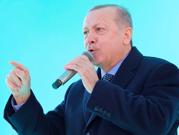 -Le 11 février 2019 à Adem, le président turc, Recep Tayyip Erdogan, a salué la foule lors d'une cérémonie d'inauguration en masse sur la place Kecioren Kalaba à Ankara. Photo de Adem ALTAN / AFP / Getty Images.