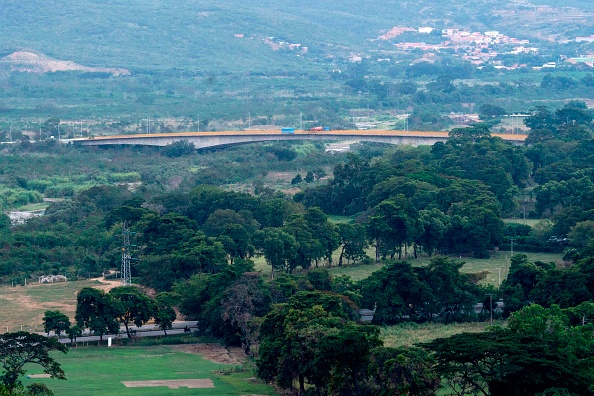 -Selon la vice-présidente vénézuélienne Delcy Rodriguez « Le gouvernement a pris la décision d'une fermeture totale temporaire" de tous les ponts qui relient les deux pays dans l'Etat de Tachira » Photo de Luis ROBAYO / AFP / Getty Images.