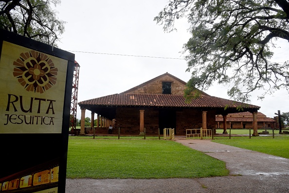 -Un panneau indiquant "Route des jésuites" est visible à côté de l'église de la mission San Cosme y Damian, à 333 km au sud d'Asunción, le 18 janvier 2019. - Le Paraguay propose la création d'une route touristique semblable au célèbre Camino de l'Espagne Santiago, reliant 30 missions jésuites construites aux 17e et 18e siècles en Argentine, en Bolivie, au Brésil, au Paraguay et en Uruguay. Photo de Norberto DUARTE / AFP / Getty Images.