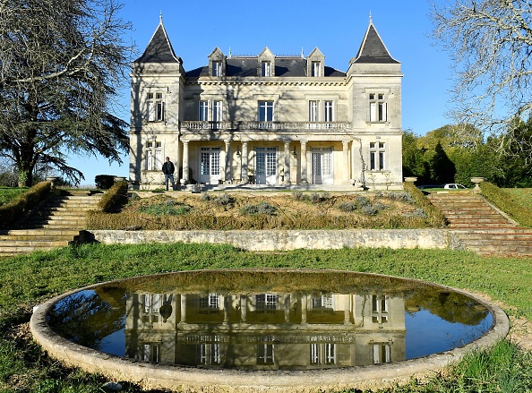 -Gavin Quinney, propriétaire et viticulteur au Château Bauduc, dans le vignoble bordelais près du village français de Créon, pose sur son domaine le 13 février 2019. Il a mis son vin en bouteille six semaines à l'avance pour expédier quelque 40 000 bouteilles en Grande-Bretagne avec Brexit qui se profile le mois prochain. Photo par GEORGES GOBET / AFP / Getty Images.