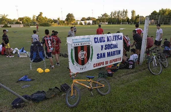 -Des jeunes se rassemblent pour jouer au football au Club Atletico et Social San Martin, où aura lieu les funérailles du défunt footballeur argentin Emiliano Sala, à Progreso, Santa Fe, en Argentine, le 16 février 2019. - Le corps du footballeur argentin Emiliano Sala doit être rendu à l’Argentine ce vendredi. Photo de JUAN MABROMATA / AFP/ Getty Images.