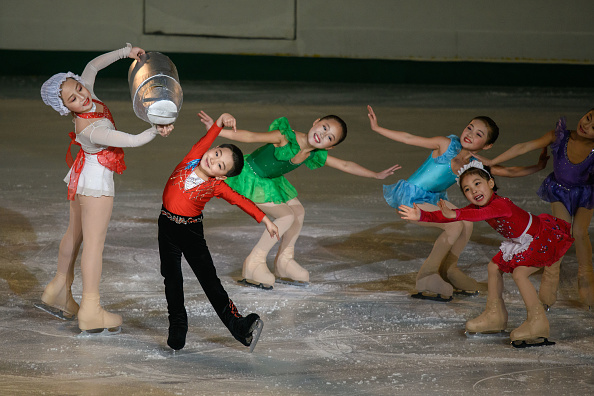 -Des enfants patinent et se produisent lors de la «26e édition du Prix Paektusan, célébration du Jour de l'étoile brillante » dans le cadre des célébrations de l'anniversaire du dirigeant nord-coréen Kim Jong Il, à Pyongyang le 15 février 2019. Photo de Ed JONES / AFP / Getty Images.