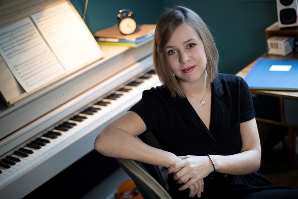 -La compositrice française Camille Pepin pose dans son studio à Paris le 11 février 2019. (Photo de Thomas SAMSON / AFP /Getty Images.