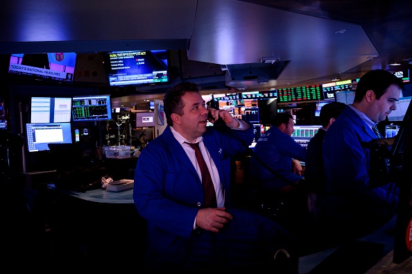 -Un commerçant travaille avant la cloche de fermeture du parquet de la Bourse de New York. Photo de Johannes EISELE / AFP / Getty Images.