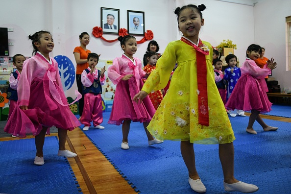 -Des enfants vietnamiens jouent devant les portraits de Kim Il Sung et de Ho Chi Minh au Vietnam, à la maternelle de l'amitié entre le Vietnam et la Corée du Nord, à Hanoi, le 19 février 2019. Portant une robe traditionnelle en hanbok, les enfants de la seule école maternelle de Hanoi fondée en Corée du Nord, écrivent des chansons coréennes et récitent leur vocabulaire coréen Photo de Manan VATSYAYANA / AFP / Getty Images.