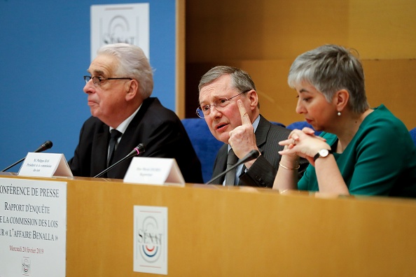 Affaire Benalla : les rapporteurs de la Commission sénatoriale du droit Jean-Pierre Sueur (à gauche), Muriel Jourda (à droite) et le président de la Commission sénatoriale du droit Philippe Bas (C). (Photo : FRANCOIS GUILLOT/AFP/Getty Images)