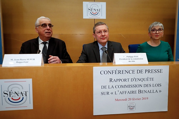 Les rapporteurs de la Commission sénatoriale du droit Jean-Pierre Sueur (à gauche), Muriel Jourda (à droite) et le président de la Commission sénatoriale du droit Philippe Bas (C), publient le 20 février 2019 au Sénat à Paris, les résultats d'une enquête dans l'affaire d'Alexandre Benalla, ancien haut fonctionnaire de sécurité présidentiel.  (Photo : FRANCOIS GUILLOT/AFP/Getty Images)