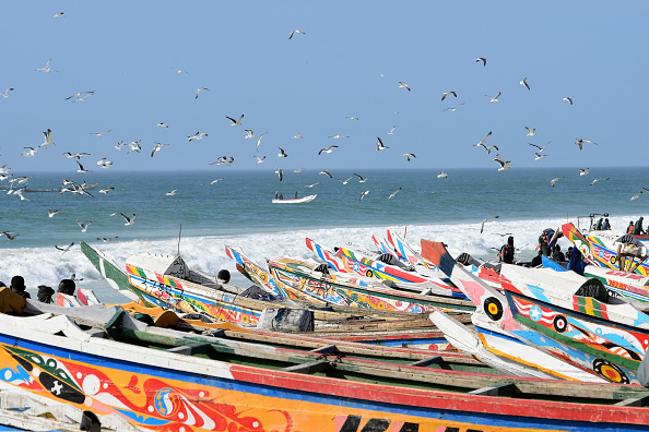 -Des pirogues de pêche sont photographiée sur la plage le 29 janvier 2019 dans le port de pêche de Nouakchott, un accord a été conclu pour permettre aux pêcheurs sénégalais de pêcher dans les eaux prolifiques de la Mauritanie. Photo par SEYLLOU / AFP / Getty Images.