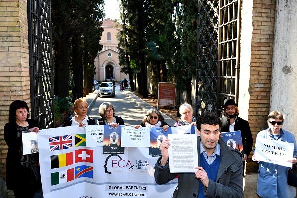 -De nombreuses victimes d'abus sexuel, une organisation mondiale d'éminents survivants et militants sont à Rome pour cela. Ces semaines du sommet papal sur la crise des abus sexuels au sein de l'Église catholique, ont organisé une manifestation le 22 février 2019 devant le monastère bénédictin de Sant 'Anselmo à Rome. Photo par Alberto PIZZOLI / AFP / Getty Images.