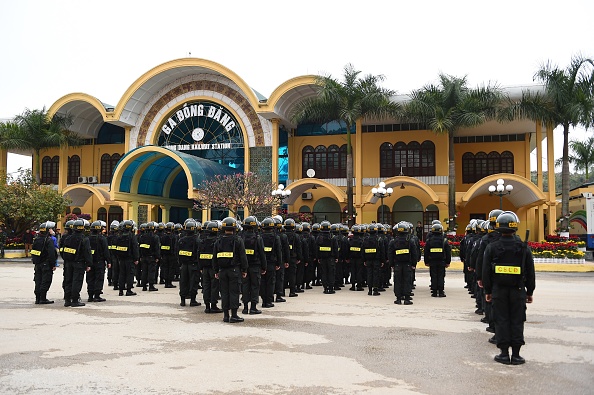 -La police vietnamienne se tient en formation à l'extérieur de la gare de Dong Dang, où le dirigeant nord-coréen Kim Jong Un devrait arriver en train avant le deuxième sommet américano-nord-coréen, à Lang Son, le 25 février 2019. Photo de Nhac NGUYEN / AFP / Getty Images.