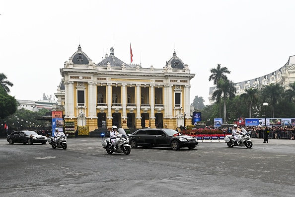 -Le cortège du leader nord-coréen Kim Jong Un arrive à Hanoi le 26 février 2019. Le leader nord-coréen Kim Jong Un a pénétré au Vietnam le 26 février après un voyage en train pour un deuxième affrontement au sommet avec Donald Trump tandis que le monde cherche des progrès concrets sur le programme nucléaire du Nord. Photo de Manan VATSYAYANA / AFP / Getty Images.