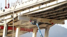 Italie : un premier tronçon du pont de Gênes est à terre