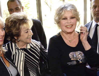 Brigitte Bardot, militante, pose avec l'actrice française Marthe Mercadier lors de la célébration du 20e anniversaire de sa fondation pour la faune sauvage, le 28 septembre 2006 à Paris.   (Photo :  STEPHANE DE SAKUTIN/AFP/Getty Images)