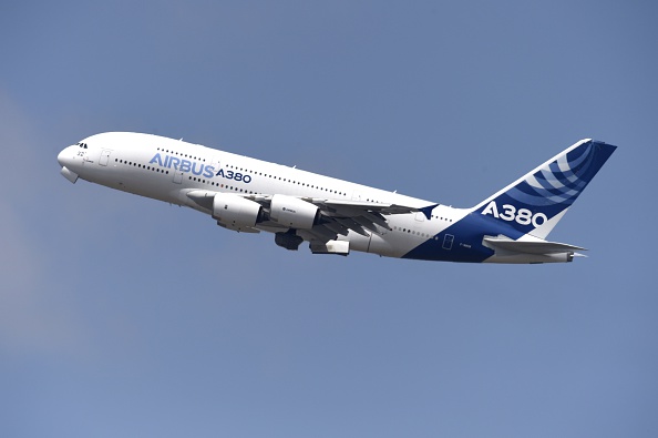 -L'avion Airbus A 380 se produit lors du salon international de l'aéronautique et de l'espace Paris au Bourget. Photo MIGUEL MEDINA / AFP / Getty Images.