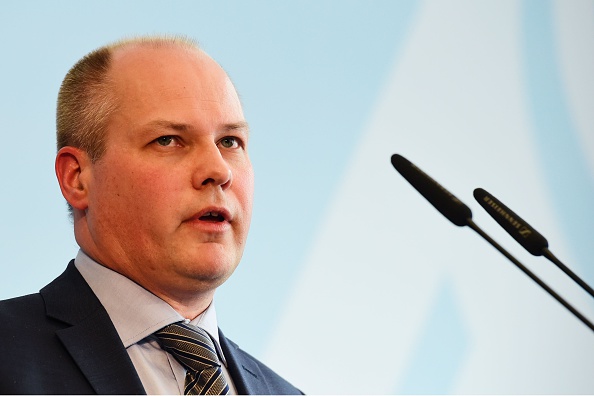 -Le ministre suédois de la Justice et des Migrations, Morgan Johansson, prononce une conférence de presse avec le ministre allemand de l'Intérieur à Berlin, le 23 février 2016. Photo JOHN MACDOUGALL / AFP / Getty Images.