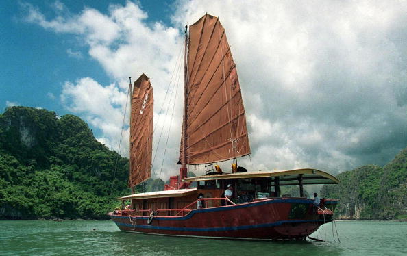 -Kim a envoyé une délégation nord-coréenne dans la baie d'Halong, joyau touristique dans le nord du pays classé au patrimoine de l'Unesco. Photo HOANG DINH NAM / AFP / Getty Images.