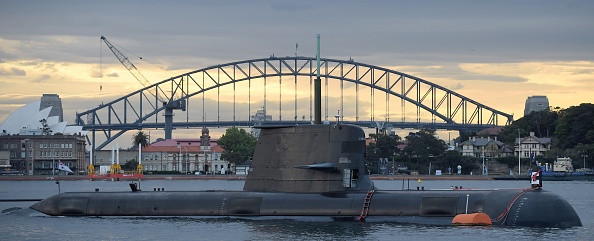 -Sur cette photo prise le 12 octobre 2016, un sous-marin de classe Collins à propulsion électrique et à moteur diesel et à moteur électrique se trouve dans le port de Sydney. L'Australie a attribué à l'entrepreneur français DCNS le contrat principal pour la conception et la construction de la prochaine génération de sous-marins destinés à remplacer la classe vieillissante Collins. Photo PETER PARKS / AFP / Getty Images.