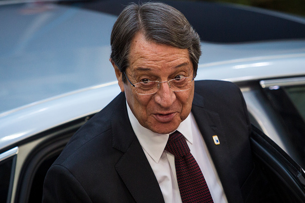 Le président chypriote Nicos Anastasiades estime que son pays était injustement critiqué, car d'autres pays comme Malte et la Bulgarie n'imposent aucune "obligation de résidence physique", ni de "véritable connexion avec le pays" aux investisseurs. (Photo : Jack Taylor/Getty Images)