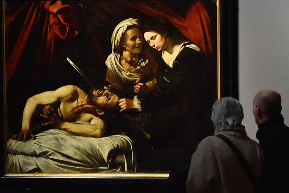 -Judith Beheading Holopherne, découverte il y a deux ans dans un grenier à Toulouse, dans le sud de la France, a été critiquée pour avoir permis de légitimer l'attribution au Caravage et d'augmenter le prix de revient être mis sur le marché. Photo GIUSEPPE CACACE/AFP/Getty Images.