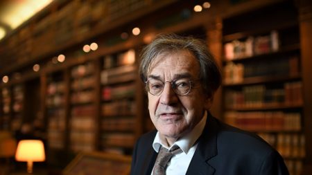 VIDÉOS – Le philosophe et académicien Alain Finkielkraut violemment insulté par des “gilets jaunes”