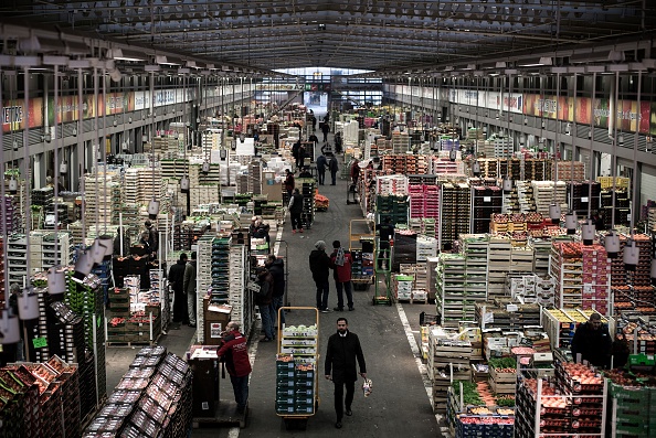 L'un des pavillons du marché international de Rungis en région parisienne, le 7 décembre 2016   (Photo : PHILIPPE LOPEZ/AFP/Getty Images)