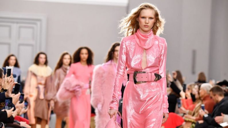 Des mannequins marchent sur la piste pendant le défilé Nina Ricci dans le cadre de la Semaine de mode féminine automne/hiver 2017/2018 à Paris, France, le 4 mars 2017.  (Pascal Le Segretain/Getty Images)