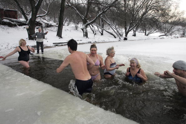 -Les nageurs d’hiver profitent d’une eau glacée sur la Moskova à Moscou. Le président de la Fédération russe de natation d’hiver, Vladimir Grebyonkin, a déclaré qu’il y avait entre un et deux millions de morses russes. Photo MAXIM MARMUR / AFP / Getty Images.