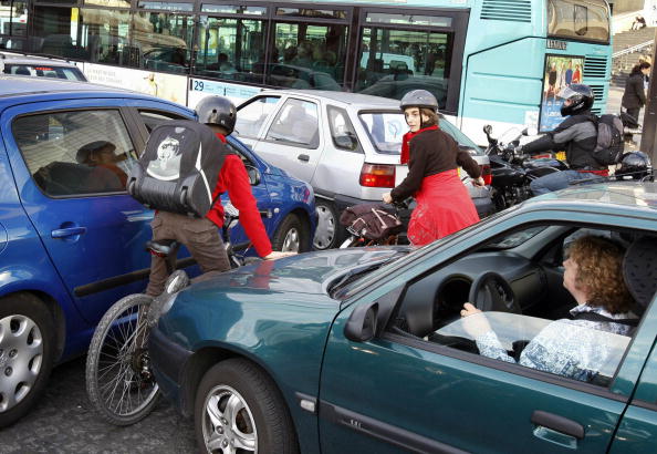 Paris : afin d'éviter les embouteillages dans les carrefours, une amende de 90 euros sera appliquée pour les automobilistes en infraction. (Photo :  BERTRAND GUAY/AFP/Getty Images)