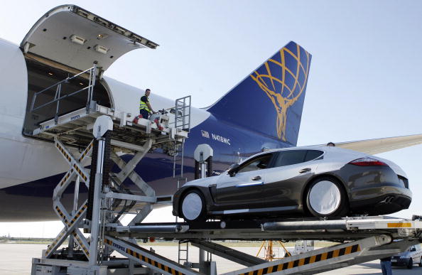 -Un coupé sport Panamera de Porsche est chargé dans un avion-cargo à l'aéroport Leipzig-Halle de Schkeuditz, dans l'est de l'Allemagne. 31 voitures, fabriquées dans l'usine Porsche de Leipzig, sont transportées par avion aux États-Unis à des fins de présentation. Photo SEBASTIAN WILLNOW / AFP / Getty Images.