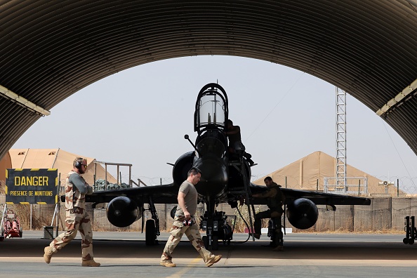 -Un pilote de l'armée de l'air française monte à bord d'un avion Mirage 2000 alors qu'il s'apprête à décoller de la base de l'armée de l'air à Niamey pour participer à une mission Barkhane dans la région africaine du Sahel. Photo LUDOVIC MARIN / AFP / Getty Images.