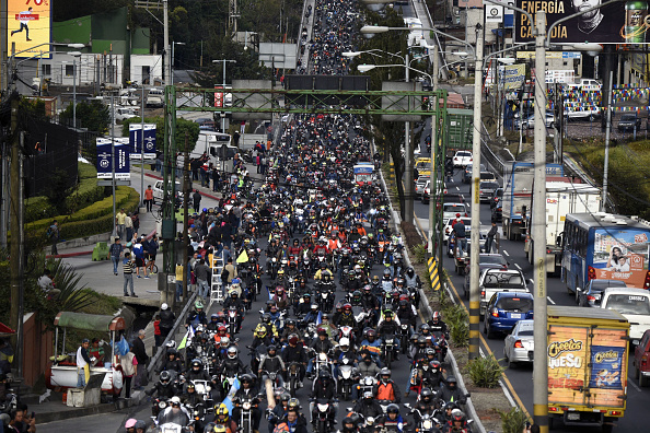 -Des motards sont partis en convoi de pèlerinage de la Place de la Constitution au Guatemala pour se rendre à Esquipulas, à 222 km à l'est, afin de visiter une statue noire sculptée du XVIe siècle représentant Jésus dans une basilique, le 3 février 2019. Tous les ans, ils font du cyclotourisme. Les catholiques ont quitté la capitale guatémaltèque pour se rendre en pèlerinage à Esquipulas, dans l'est du pays, afin de vénérer le soi-disant Christ noir. Photo JOHAN ORDONEZ / AFP / Getty Images.