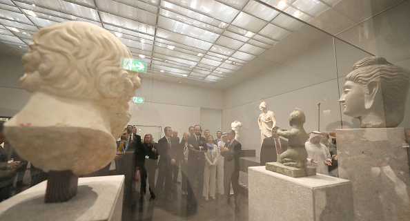 -Le Premier ministre français visite le musée du Louvre Abu Dhabi le 10 février 2018 sur l'île de Saadiyat, dans la capitale émiratie, pour lancer « l’Année du dialogue culturel franco-émirati ». Photo KARIM SAHIB / AFP / Getty Images.