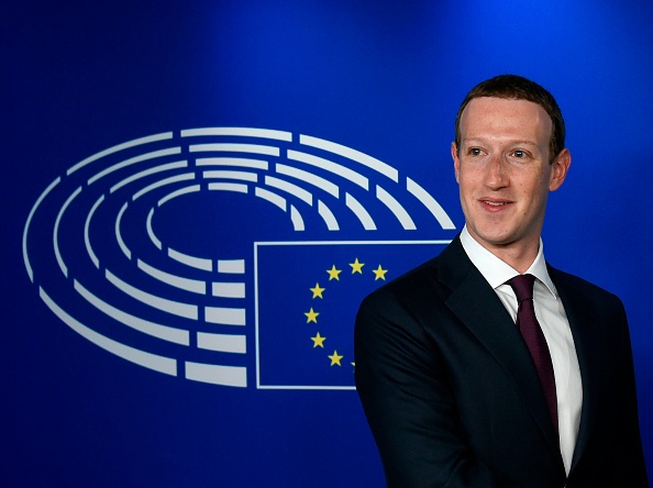 Le PDG de Facebook, Mark Zuckerberg, arrive au Parlement européen avant l'audition sur le scandale de la confidentialité des données, le 22 mai 2018, au siège de l'Union européenne à Bruxelles. Photo de JOHN THYS / AFP / Getty Images.