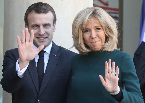 Brigitte Macron et son époux photographiés sur le perron de l’Élysée le 21 janvier. Crédit : LUDOVIC MARIN/AFP/Getty Images.