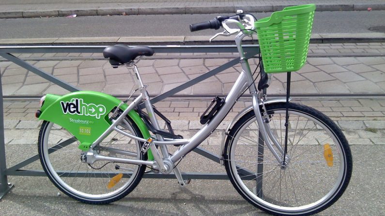 Personne ne sait comment les deux vélos du service de location strasbourgeois identifiés sur une photo prise à Casablanca ont pu être acheminés au Maroc. Crédit : Pierre Rudloff - Wikimedia Commons.