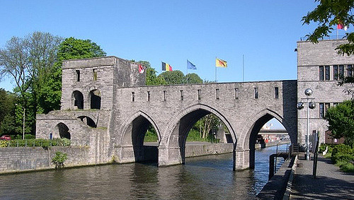 Le Pont des Trous (côté sud-est) entouré de ses deux tours à Tournai (Belgique) : l'ensemble forme un beffroi datant du XIIIe siècle - Crédit : Coolman7540/Flickr