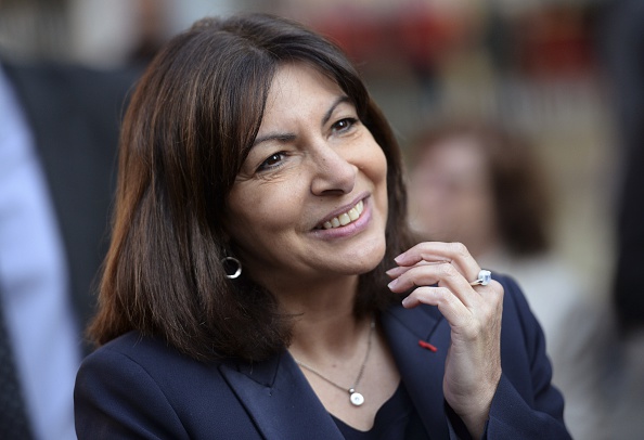 Anne Hidalgo photographiée pendant l’inauguration d’une antenne de police à la Gare du Nord en 2015. Crédit : STEPHANE DE SAKUTIN/AFP/Getty Images.