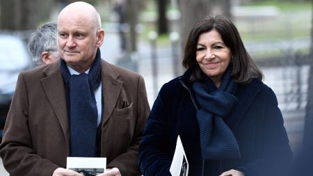 Paris : Anne Hidalgo fait installer une sculpture en forme de cœur géant à 650 000 euros pour la Saint-Valentin