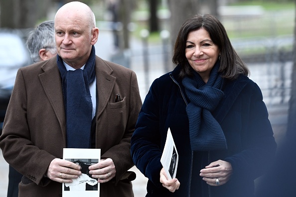 Adjoint à la culture d’Anne Hidalgo, Christophe Girard (gauche) s’est félicité de l’installation d’un cœur lumineux géant porte de Clignancourt pour la Saint-Valentin. Crédit : STEPHANE DE SAKUTIN/AFP/Getty Images.