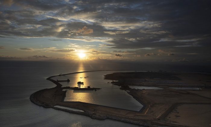 Construit sur les terres récupérées de l'océan Indien et financé par des investissements chinois de 1,4 milliard de dollars, le projet Colombo Port City se projette dans l'océan à Colombo, Sri Lanka, le 8 novembre 2018. Pour financer ce projet ainsi que d’autres projets, le Sri Lanka a été contraint de remettre à Pékin des infrastructures stratégiques, telles que le port de Hambantota. (Paula Bronstein/Getty Images)